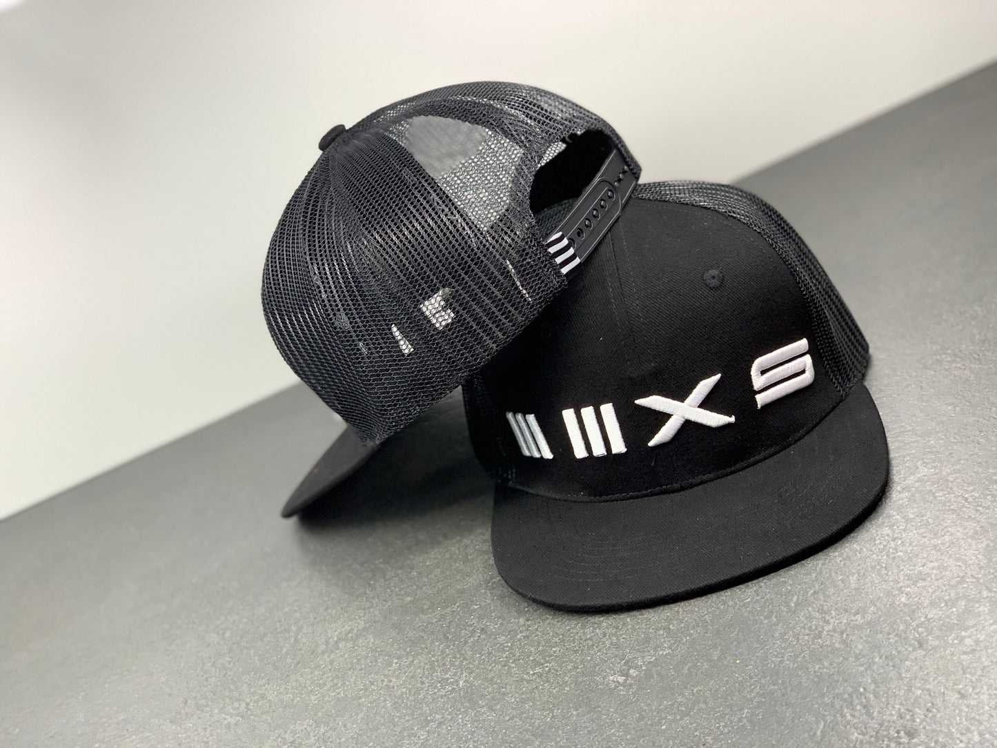 MMXS. SIGNATURE CAPS