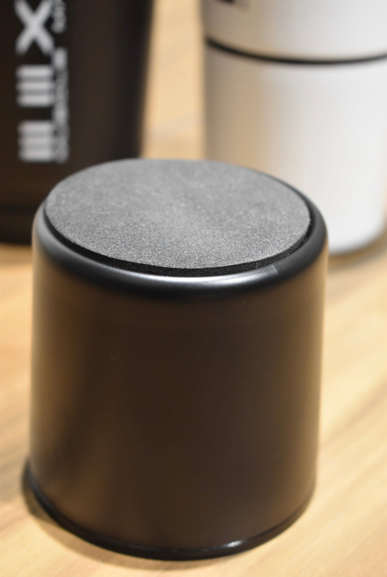 HARD STEEL SHAKER WITH DEDICATED COMPARTMENT